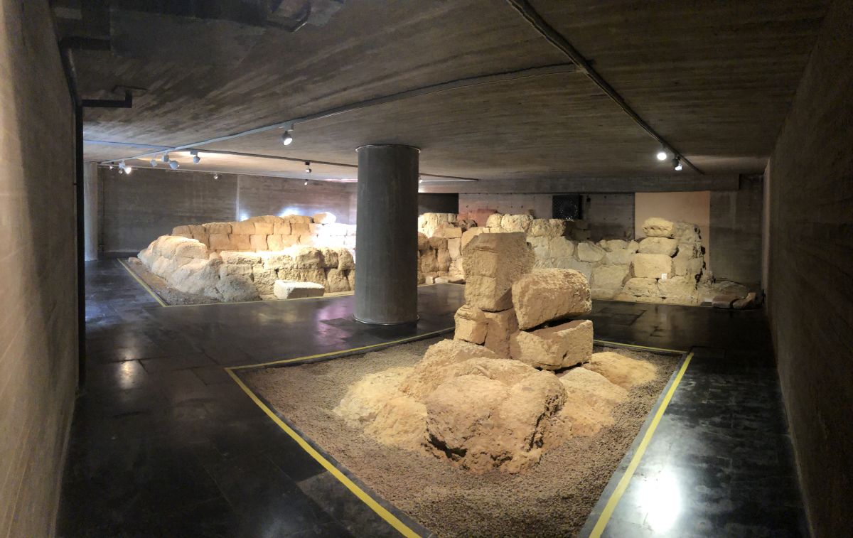Parte de la cripta donde se pueden ver los restos de la porta principalis sinistra del campamento de la legio VII en León