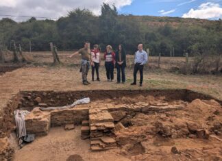 El arqueólogo Juan Muñiz; la concejala de Las Regueras, Mar García; la acaldesa de Las Regueras, María Isabel Méndez; la consejera de Cultura, Política Llingüística y Deporte, Vanessa Gutiérrez; el director general de Patrimonio Cultural, Pablo León. Fuente Consejería de Cultura del Principado de Asturias