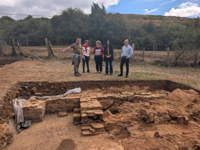 El arqueólogo Juan Muñiz; la concejala de Las Regueras, Mar García; la acaldesa de Las Regueras, María Isabel Méndez; la consejera de Cultura, Política Llingüística y Deporte, Vanessa Gutiérrez; el director general de Patrimonio Cultural, Pablo León. Fuente Consejería de Cultura del Principado de Asturias El arqueólogo Juan Muñiz; la concejala de Las Regueras, Mar García; la acaldesa de Las Regueras, María Isabel Méndez; la consejera de Cultura, Política Llingüística y Deporte, Vanessa Gutiérrez; el director general de Patrimonio Cultural, Pablo León. Fuente Consejería de Cultura del Principado de Asturias