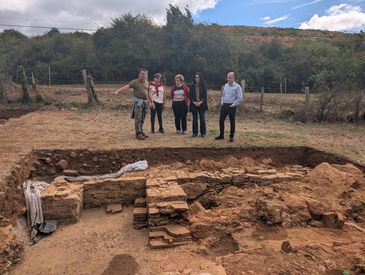 El arqueólogo Juan Muñiz; la concejala de Las Regueras, Mar García; la acaldesa de Las Regueras, María Isabel Méndez; la consejera de Cultura, Política Llingüística y Deporte, Vanessa Gutiérrez; el director general de Patrimonio Cultural, Pablo León. Fuente Consejería de Cultura del Principado de Asturias