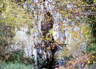 Cueva por la que discurre bajo tierra el arroyo Deva en la vega de Orandi, Cangas de Onís. Foto propia