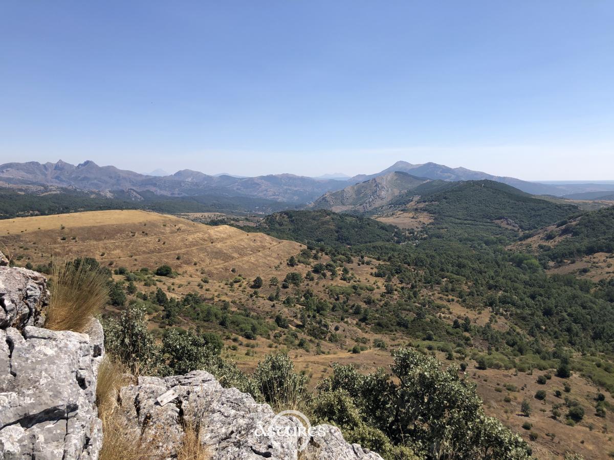 La cordillera a un paso. A la izquierda los restos de la abundante actividad minera de la zona.