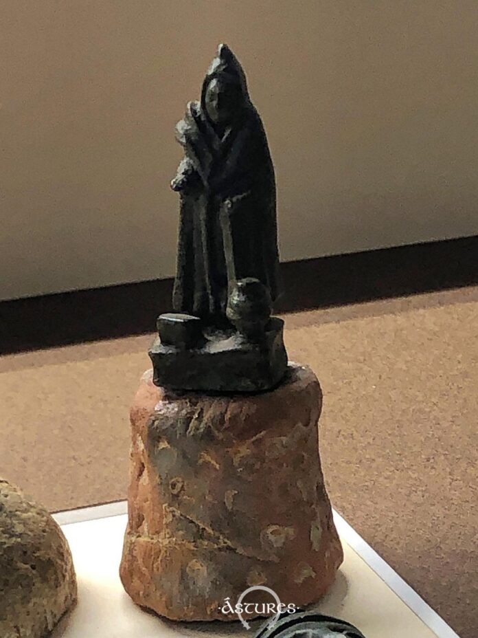 Figurilla de encapuchado de Astorga (¿genii cucullati?) Museo de los Caminos. Figurilla de encapuchado de Astorga (¿genii cucullati?) Museo de los Caminos.