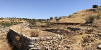 El sector mejor excavado de la muralla de la Peña del Castro, con la apertura de la puerta principal.