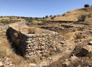 Comienza una nueva campaña arqueológica en la Peña del Castro, León El sector mejor excavado de la muralla de la Peña del Castro, con la apertura de la puerta principal.