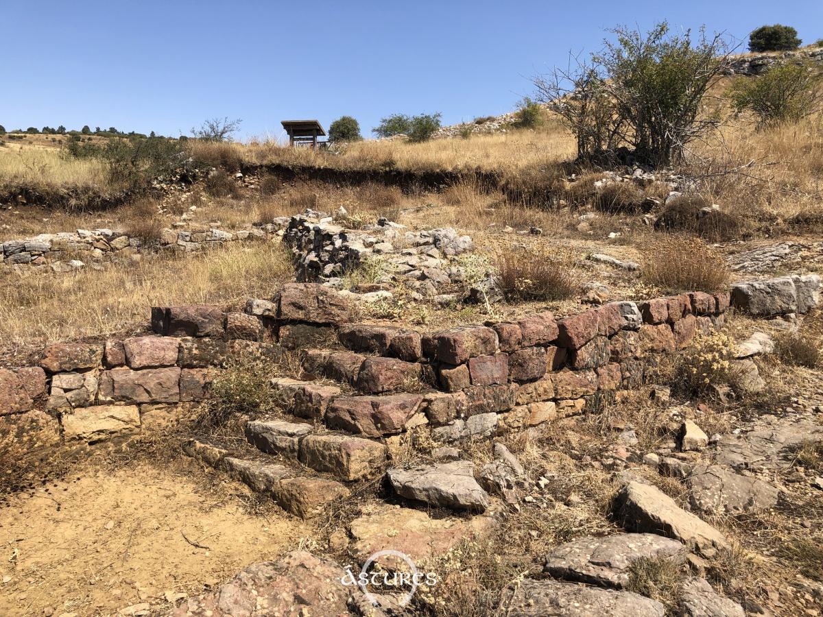 En la foto se ve en primer plano el edificio D con su característico color frente al de la piedra de la muralla.