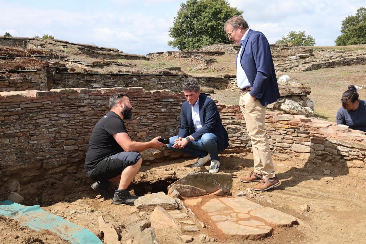 El delegado territorial, de la Xunta, Javier Arias, visitó las excavaciones de Viladonga. Foto Xunta de Galicia.