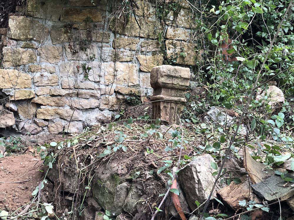 Pilastra de época moderna reutilizada como material de construcción.
