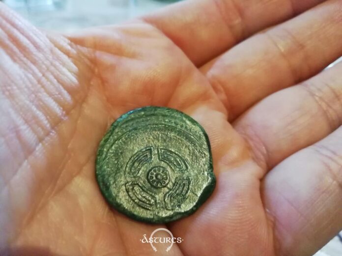 As de caetra procedente del occidente de Asturias. Procedente de una colección particular fue entregado al Museo Arqueológico de Asturias. As de caetra procedente del occidente de Asturias. Procedente de una colección particular fue entregado al Museo Arqueológico de Asturias.