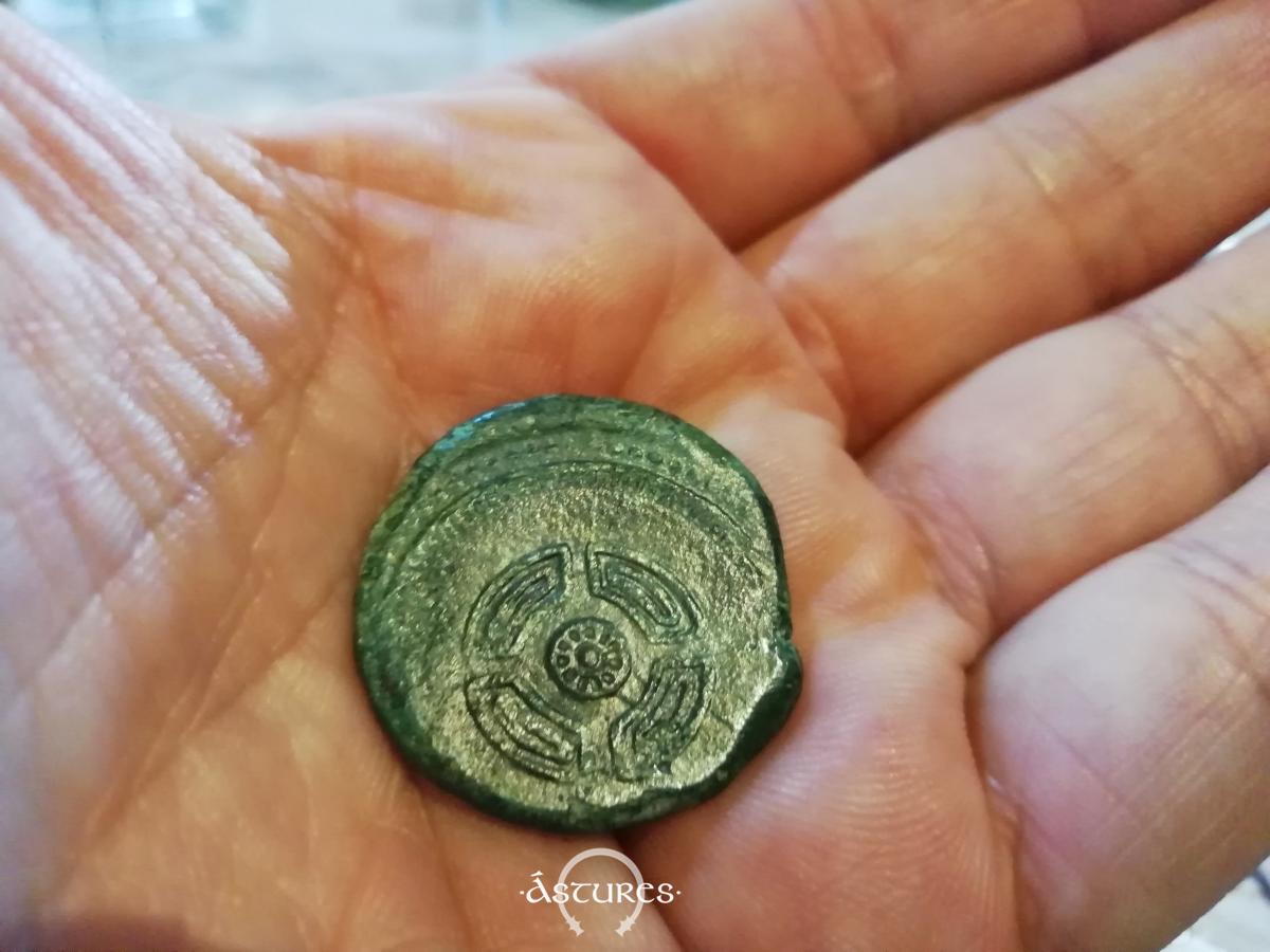 As de caetra procedente del occidente de Asturias. Procedente de una colección particular fue entregado al Museo Arqueológico de Asturias.