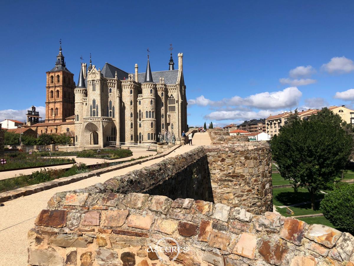 Palacio episcopal de Astorga y detrás la torre de la catedral, desde uno de los cubos de la muralla romana de la ciudad.