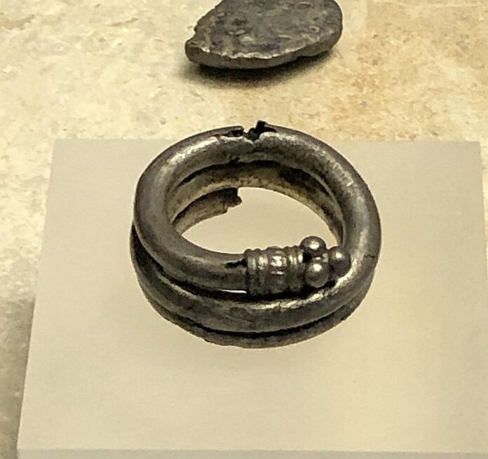 Coletero, zarzillo o prendedor para el pelo. Museo de León Coletero, zarzillo o prendedor para el pelo. Museo de León