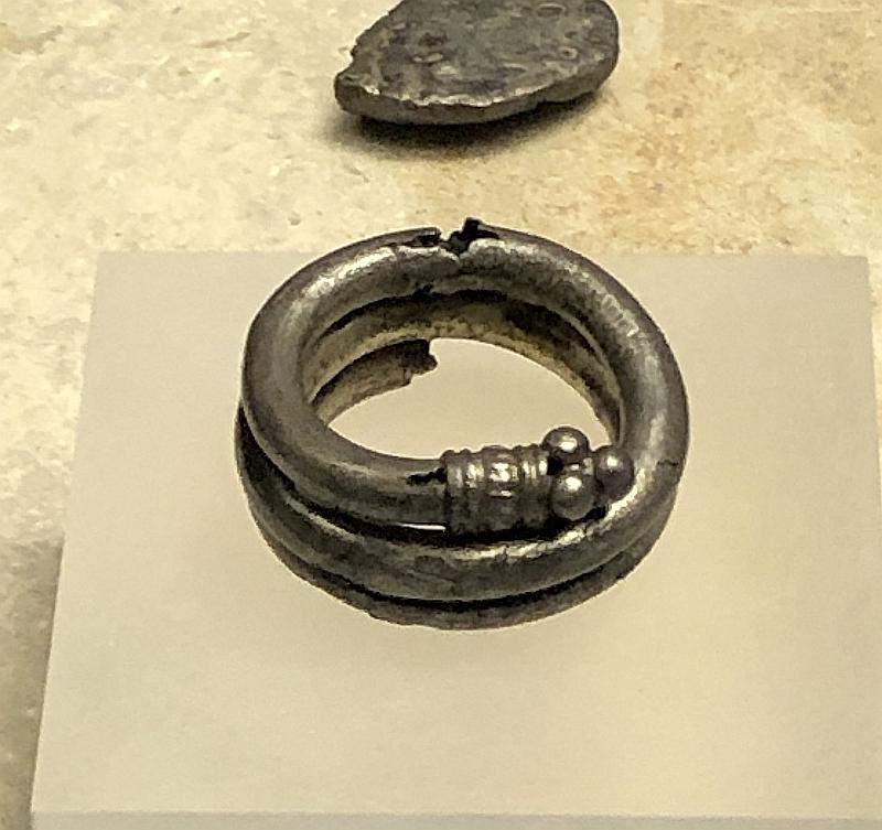 Coletero, zarzillo o prendedor para el pelo. Museo de León