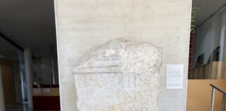 Estela dedicada a las Ninfas por Tito Pomponio Próculo Vitrasio Polio y su esposa.