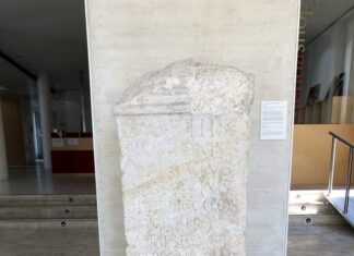 Estela dedicada a las Ninfas por Tito Pomponio Próculo Vitrasio Polio y su esposa.