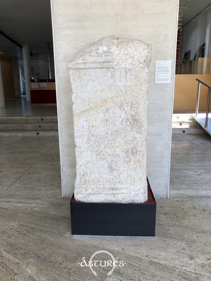 Estela dedicada a las Ninfas por Tito Pomponio Próculo Vitrasio Polio y su esposa.