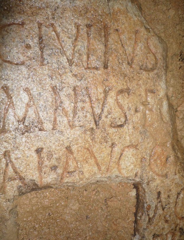Parte de la inscripción donde se recoge el nombre del jinete del alae Augusta. Foto Alejandro Valderas