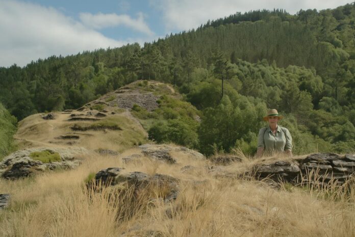 Ángeles Caso en un fotograma de la serie en el castro de Pendia, Boal. Ángeles Caso en un fotograma de la serie en el castro de Pendia, Boal.