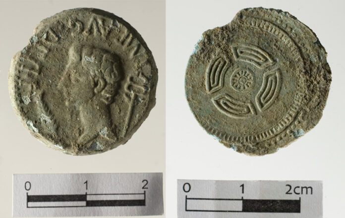 Moneda descubierta en Viladonga en 2025. Foto Museo del Castro de Viladonga Moneda descubierta en Viladonga en 2025. Foto Museo del Castro de Viladonga