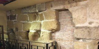 Restos de la fachada de una de las torres (izquierda) que flanqueaban la puerta pretoriana del campamento de la Legio VII en León.