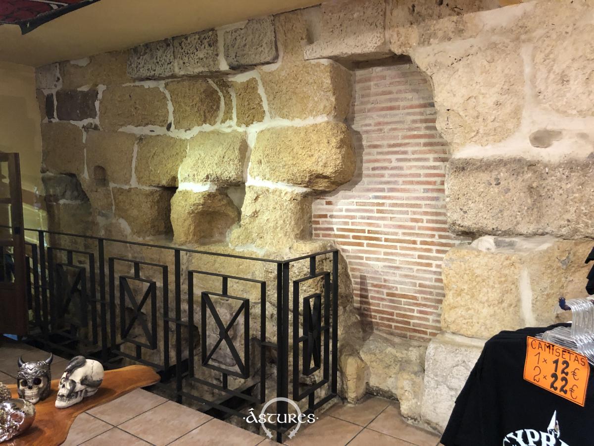Restos de la fachada de una de las torres (izquierda) que flanqueaban la puerta pretoriana del campamento de la Legio VII en León.