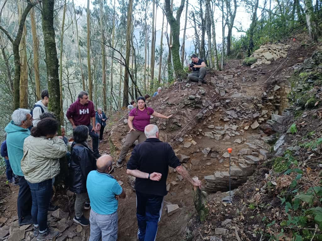 Visita guiada tras la intervención. En la foto se ven algunas de las estructuras citadas en el artículo. Foto INCIPIT-CSIC