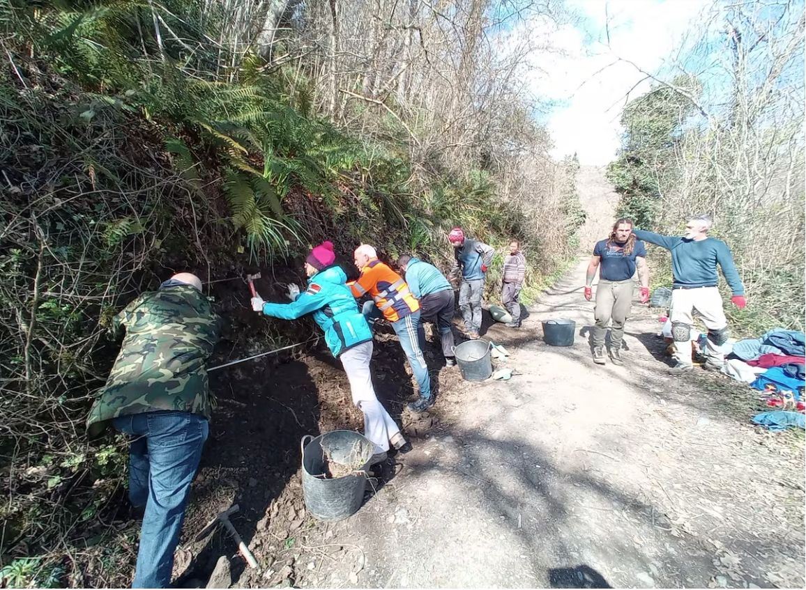 Limpeiza estratigráfica en Tiós, Lena.Foto . A. Fanjul Peraza Limpeiza estratigráfica en Tiós, Lena.Foto . A. Fanjul Peraza