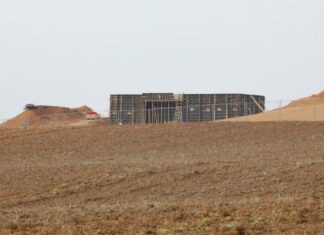 Una foto para el futuro. Comienza a verse el Centro Arqueológico de Lancia Una construcción (edificio de conversores) del Centro Arqueológico de Lancia. Foto Diario de León.