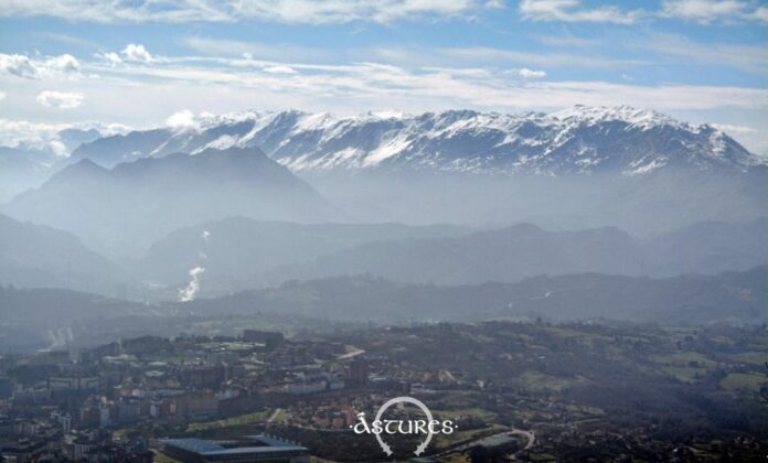 El Aramo desde el Naranco. Oviedo El Aramo desde el Naranco. Oviedo