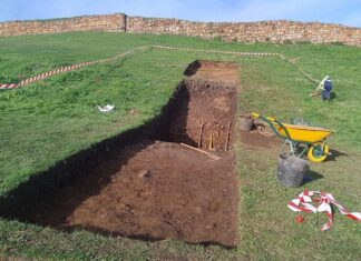 Descubierto un nuevo foso en la Campa Torres Nuevo foso descubierto en la Campa Torres durante la Fase III del proyecto Campa. Fotografía museos arqueológicos de Gijón / Xixón