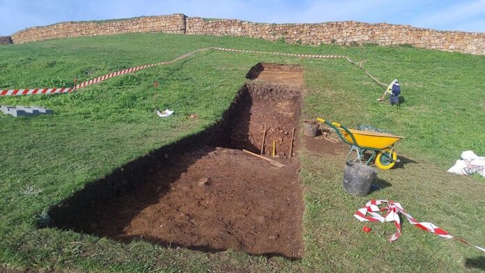 Nuevo foso descubierto en la Campa Torres durante la Fase III del proyecto Campa. Fotografía museos arqueológicos de Gijón / Xixón