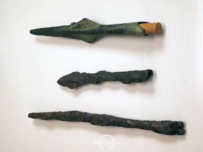 Puntas de lanza y proyectiles de los astures transmontanos. Arriba Tineo, abajo ría de Villaviciosa. Museo Arqueológico de Asturias.