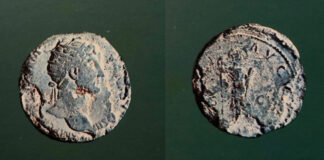 Bronce, catalogado como de Trajano, descubierto en las excavaciones de la catedral en los años 60 del siglo pasado. La foto es de Ángel Ricardo en Asturias romana y Visigoda De Francisco Diego Santos