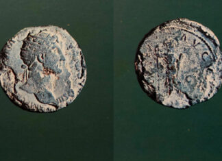 Bronce, catalogado como de Trajano, descubierto en las excavaciones de la catedral en los años 60 del siglo pasado. La foto es de Ángel Ricardo en Asturias romana y Visigoda De Francisco Diego Santos