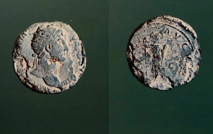 Bronce, catalogado como de Trajano, descubierto en las excavaciones de la catedral en los años 60 del siglo pasado. La foto es de Ángel Ricardo en Asturias romana y Visigoda De Francisco Diego Santos Bronce, catalogado como de Trajano, descubierto en las excavaciones de la catedral en los años 60 del siglo pasado. La foto es de Ángel Ricardo en Asturias romana y Visigoda De Francisco Diego Santos