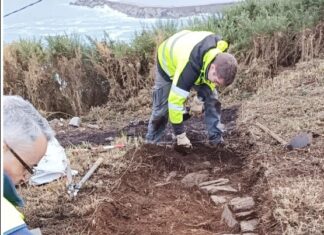 Descubren en Punta Muyeres, Luarca, la primera edificación de paredes curvas de este castro pésico Excavación de la edificación circular descubierta en 2025 en Puntamuyeres, Luarca. Equipo de Juan Muñiz. Publicada en LNE