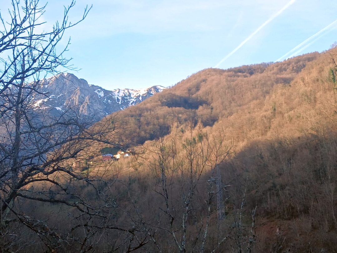 Localidad de Reconcos y El Curuchu sobre ella. Foto. Fanjul Peraza.
