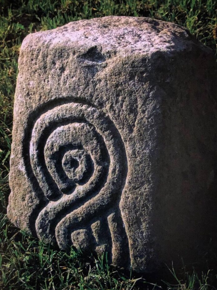 estela-picu Estela de Picu Faéu. Foto de Ignacio Hevia Llavona