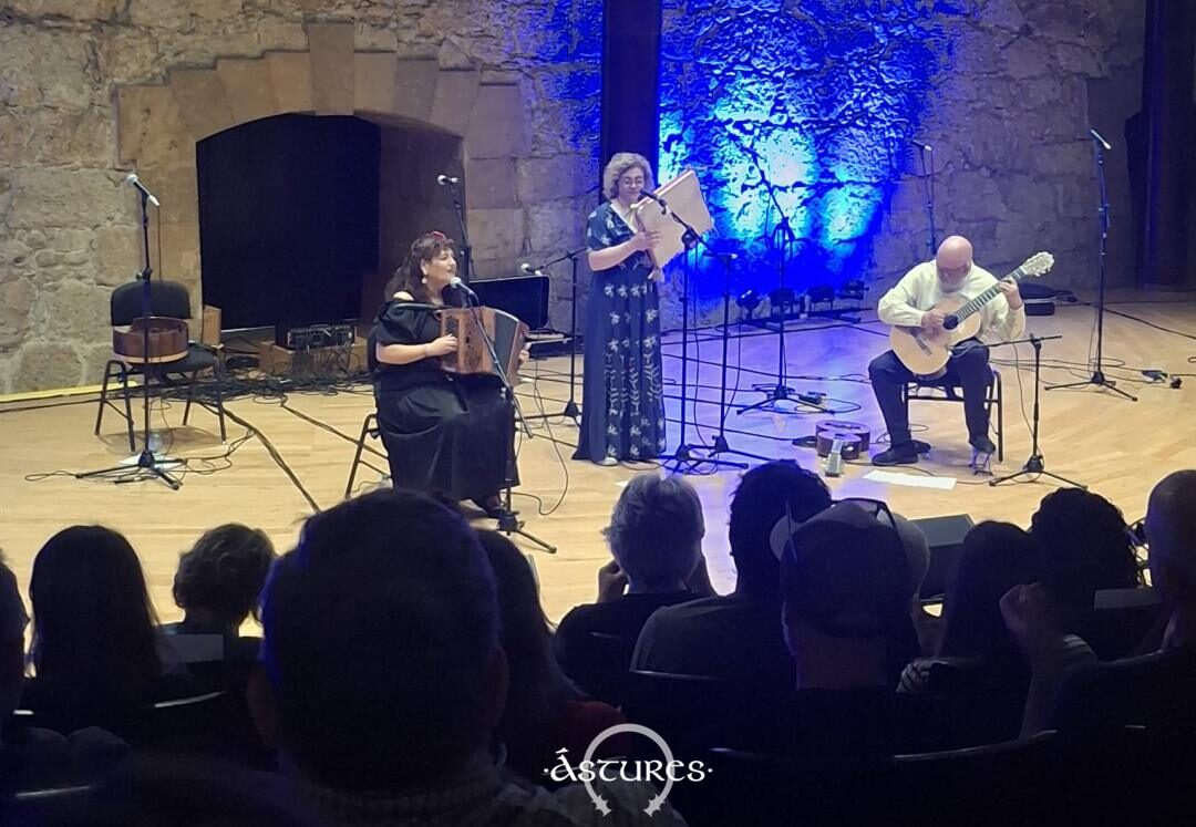 Celina da Piedade y el músico Miguel Carvalhinho. Participó como artista invitada Idalina Gameiro
