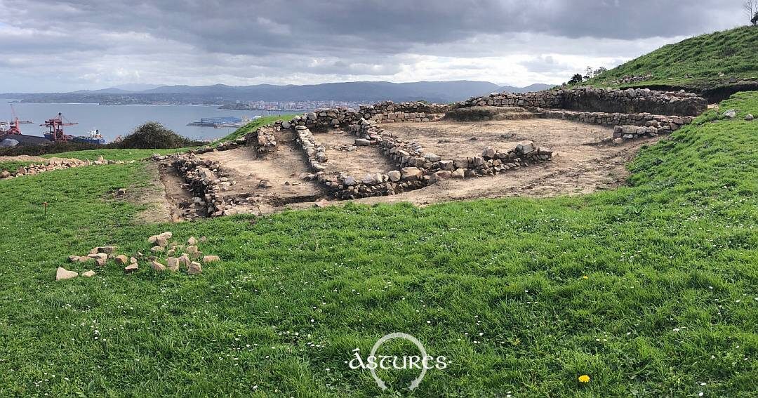 Vista de la vivienda excavada en la terraza NE de la Campa Torres en la Fase III del Proyecto Campa