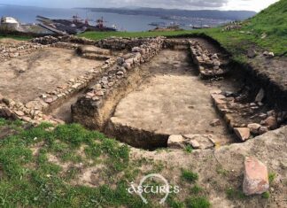 Vista de la vivienda excavada en la terraza NE de la Campa Torres en la Fase III del Proyecto Campa