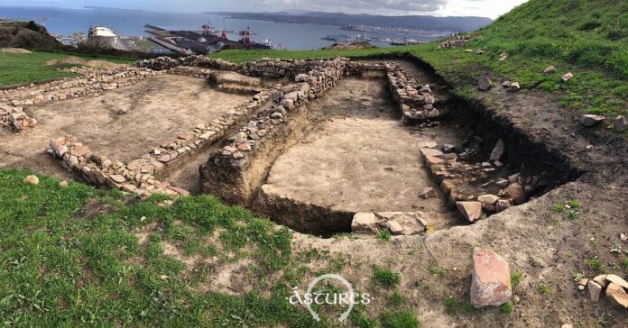 Vista de la vivienda excavada en la terraza NE de la Campa Torres en la Fase III del Proyecto Campa Vista de la vivienda excavada en la terraza NE de la Campa Torres en la Fase III del Proyecto Campa