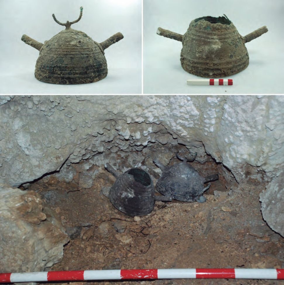 Lugar del hallazgo de los cascos de Ribadesella y estado inicial antes de su restauración. Fotos de A. Villa Valdés.