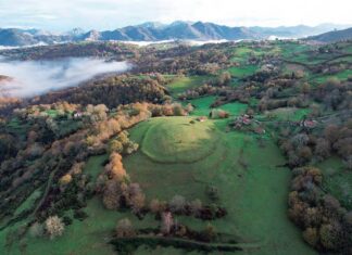 La revisión del catálogo de castros del oriente de Asturias. Un trabajo imprescindible El castru d’El Tesu/El Navalín/El Navarín n’El Cuendiu (Parres). Foto autores de la publicación