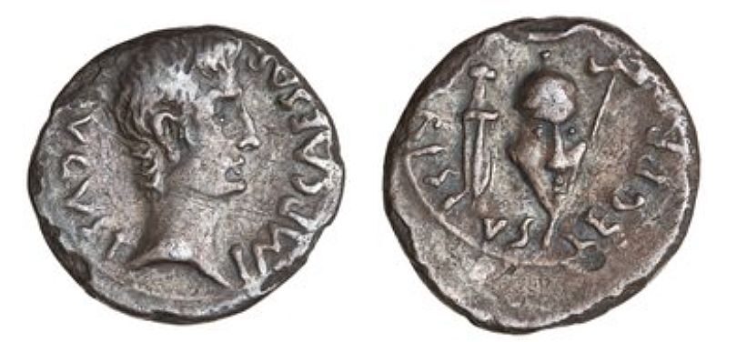 Denario de Emérita. Armas vencidos. 25-23 a.C. Foto. Cabeza emperador mirando a la derecha. American Numismatic Society