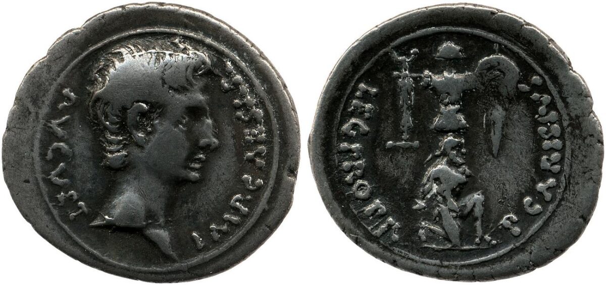 Denario de Emérita. Trofeo consistente en casco, coraza, escudo y en su base un cautivo desnudo. Foto American Numismatic Sotiey