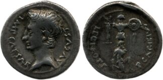 Denario de Emérita. Trofeo consistente en casco, coraza, escudo y en su base un cautivo desnudo. Foto American Numismatic Sotiey