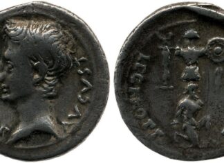 Denario de Emérita. Trofeo consistente en casco, coraza, escudo y en su base un cautivo desnudo. Foto American Numismatic Sotiey