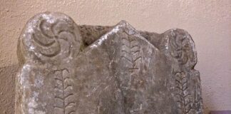 Motivos vegetales y solares de la estela votiva dedicada a Marte Gradivo en Asturica Augusta