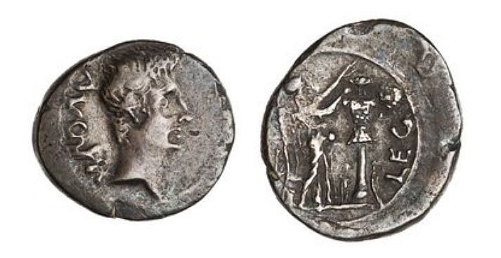 Quinario de Emérita. Victoria coronando de laurel un trofeo. Foto. American Numismatic Society.